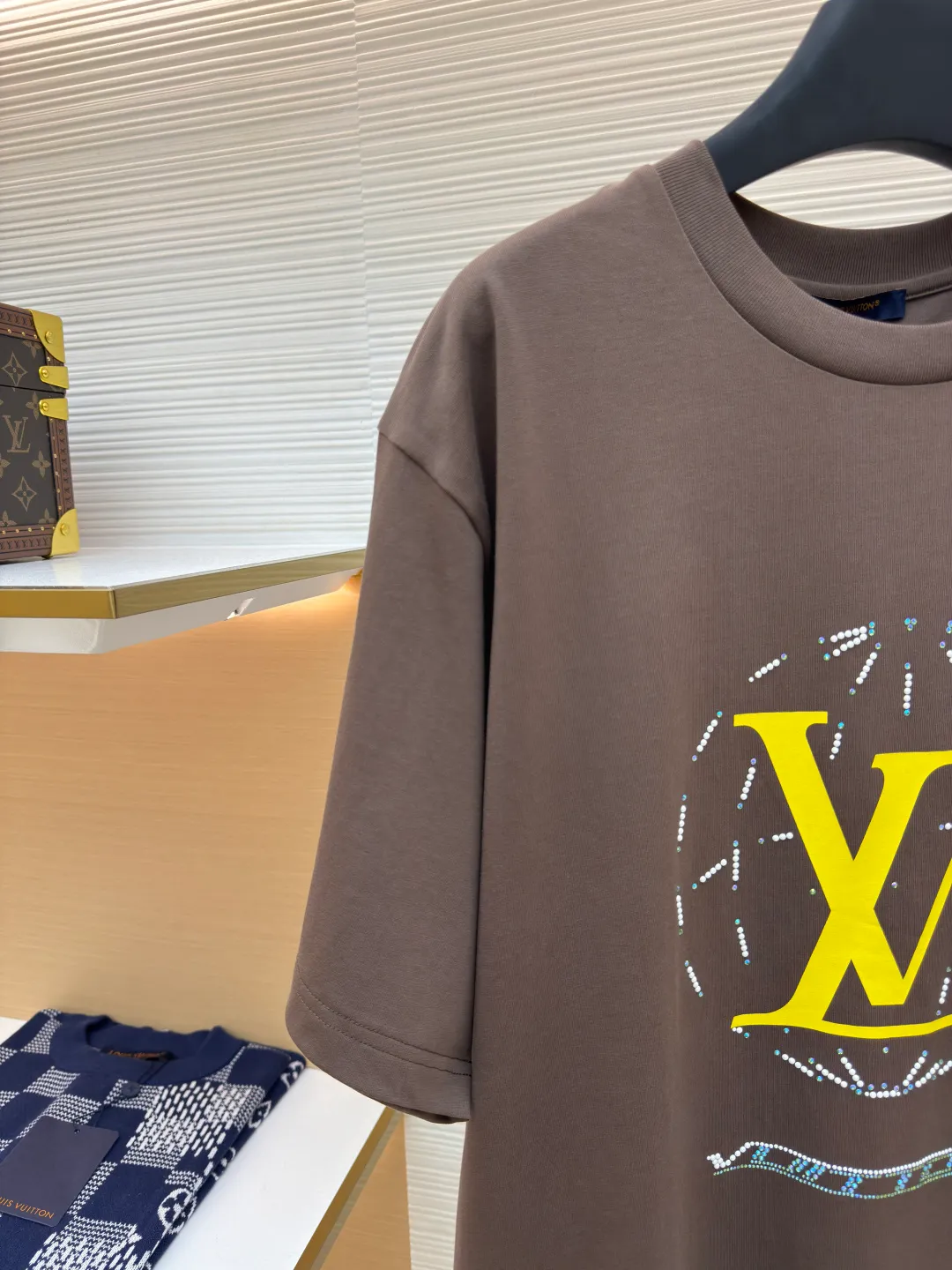 LOUIS VUITTON Diamond Route Short Sleeve ●Authentic product: Purchased and developed by 11030 ●Item number: 1680223-A25 ●Fabric: pure cotton fabric ●Technology: hot diamond ●Version: fitted version ●Weight: about 320g ●Size: XS-S-M-L ●Description: Made of 15S plain weave high-quality cotton, 230g; with 32S double yarn thread, 300g. The fabric is made of high-quality pure cotton fabric woven in a plain weave. The fabric printed with environmentally friendly glue feels soft and comfortable, and is suitable for close-fitting wear. It also has good color brightness and hiding power, and can present colorful pattern effects. Flower positioning rhinestone hot diamond printing is a unique and gorgeous decorative process, and the material is customized in shape and size. The overall wiring is straight and delicate, the fabric is comfortable and soft, and the color is consistent without color difference. It can be matched with the same style to create a fashionable look and control various occasions. Customized accessories, complete with three standards, same style for men and women!